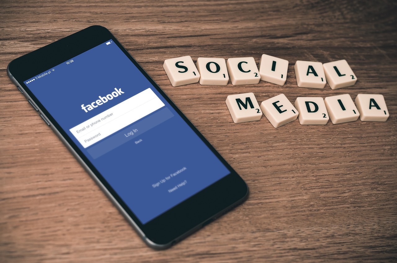 cell phone social media
